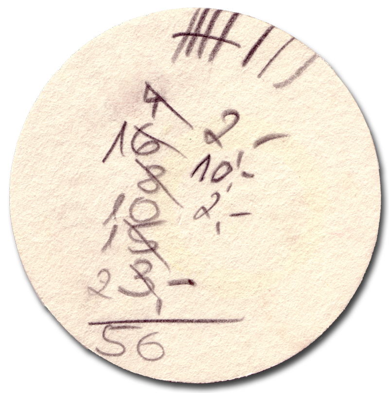 Ein runder Zettel mit handschriftlichen vertikalen Additionen und Markierungen. Die Zahlen 16, 18, 18 und 23 werden addiert, was insgesamt 56 ergibt. Oben sind fünf Striche eingezeichnet. Weitere kleine Notizen sind in der Nähe der Zahlen verstreut.